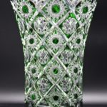 Vase Überfang Grün im Kreuzschliff, signiert