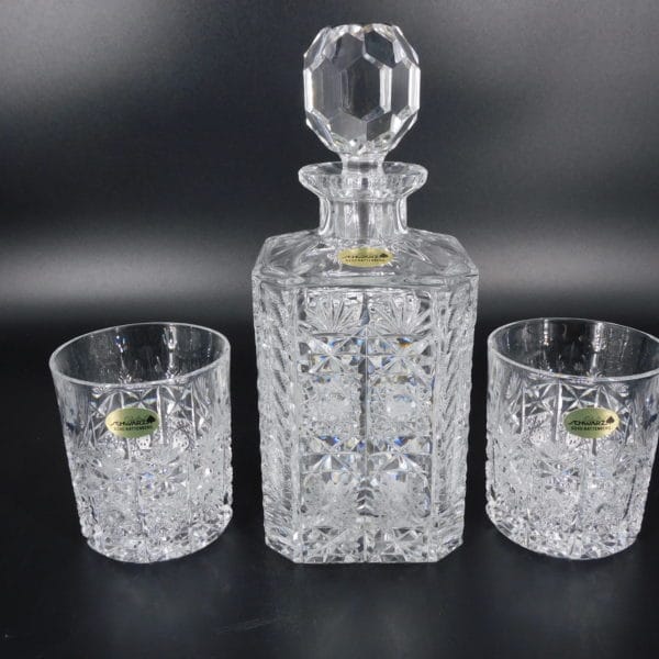 Whiskeyflasche aus Kristallglas mit Whiskeygläsern im Set