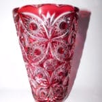 Vase aus Kristallglas mit rotem Überfang